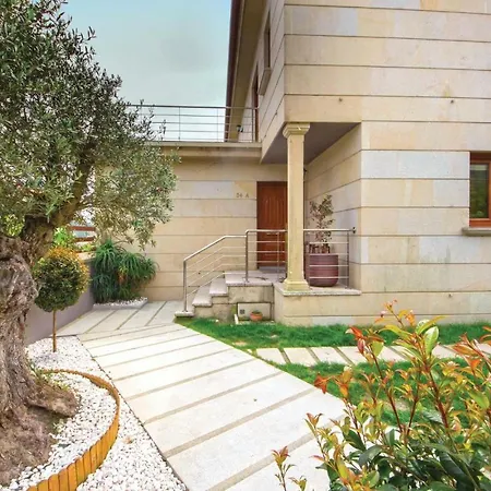 בית נופש Four-bedroom Holiday In *